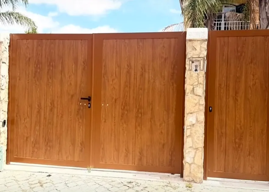Portão novo em alumínio imitação madeira, com porta pedonal ao lado