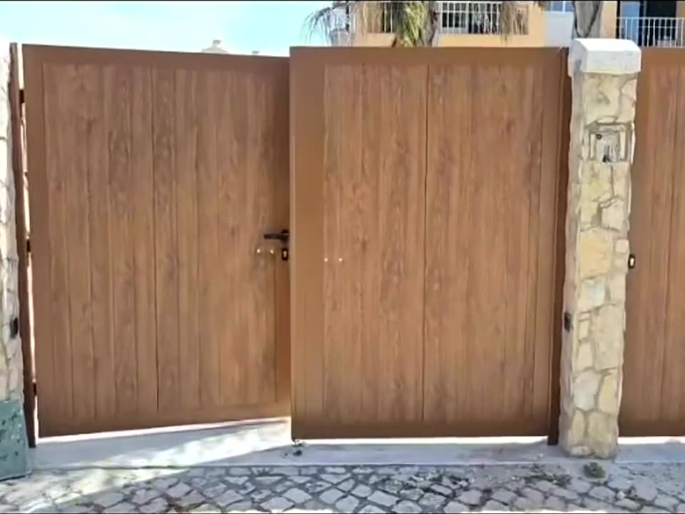 Batente automático — Portão em alumínio imitação madeira