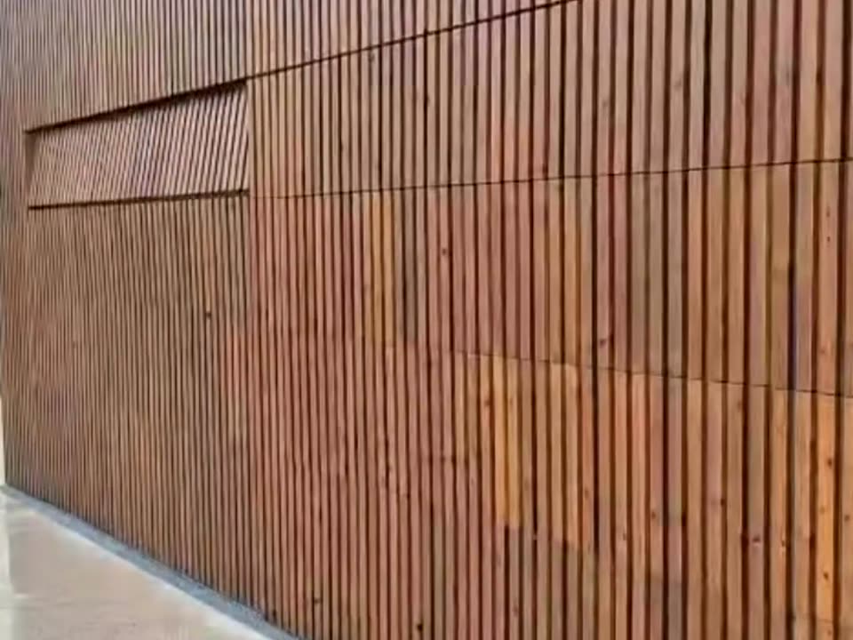 Seccionado revestido a madeira — Portão que se confunde com a fachada